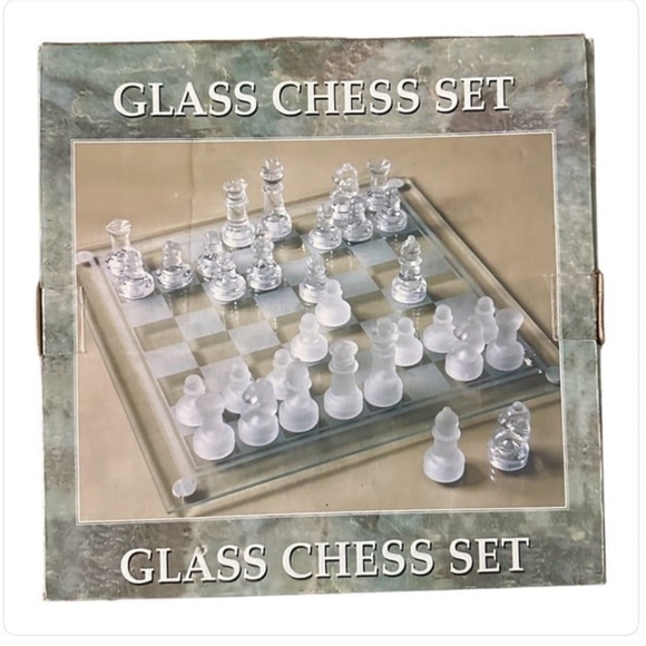 Glass Chess Set Elegant Design - Durable Glass - 32 Frosted Pieces